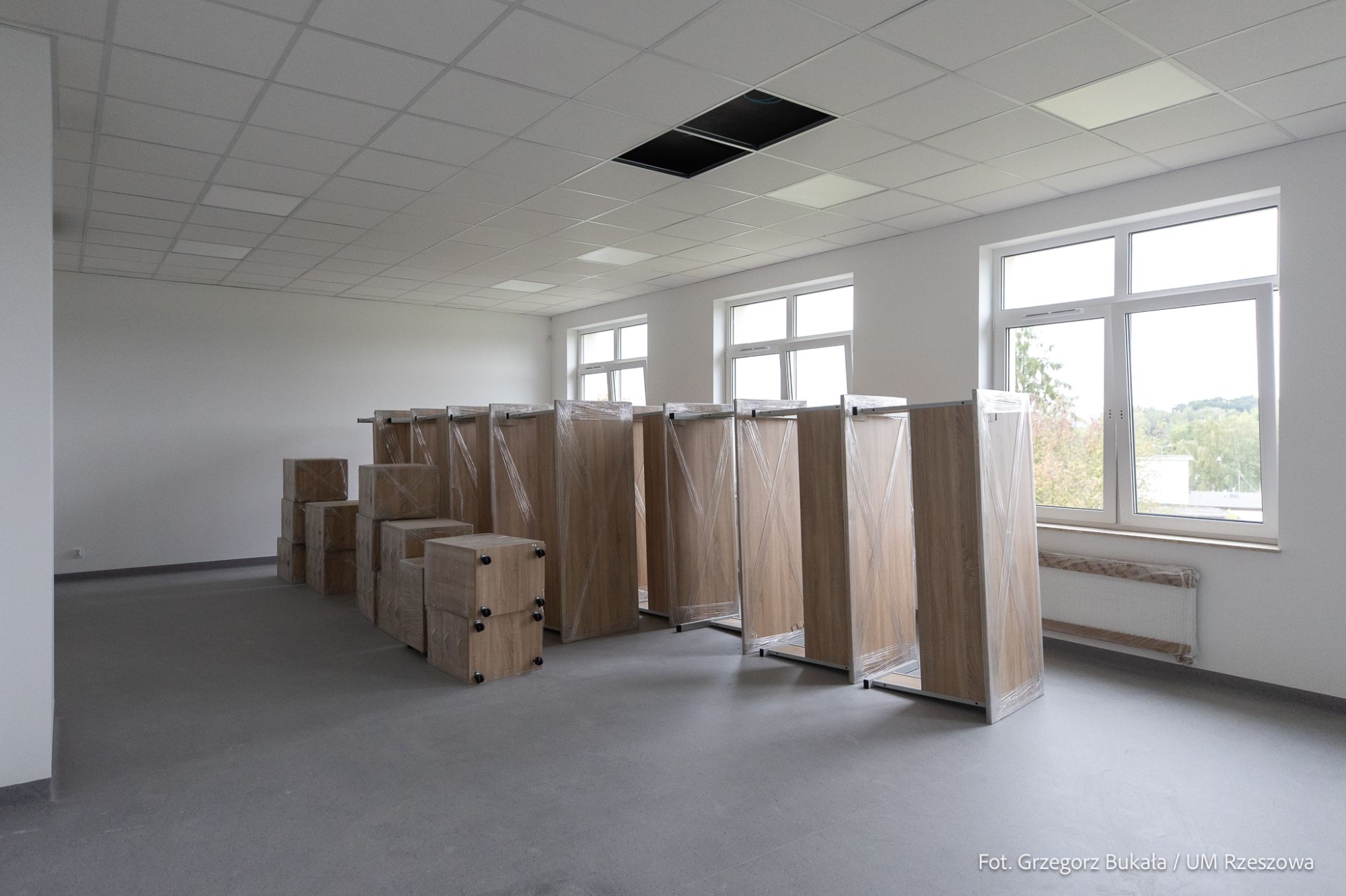 zdjęcie z prac wykończeniowych budynku Zespołu Szkół Elektronicznych przy ul. Hetmańskiej w Rzeszowie, fot. Grzegorz Bukała, Urząd Miasta Rzeszowa